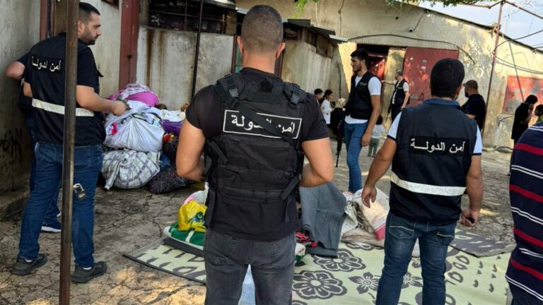 في الشمال.. أمن الدولة تخلي بلدة كفردلاقوس – زغرتا من النازحين السوريين