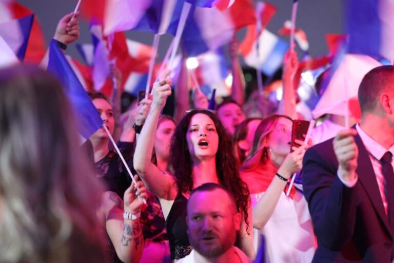اليمين المتطرف يتصدر الانتخابات في فرنسا … لوبان: معسكر ماكرون تم محوه عملياً