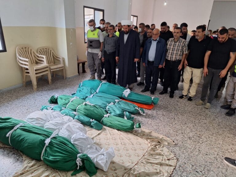 أهالي بلدة حاروف شيعوا الشهداء العشرة الذين قضوا بالغارة الصهيونية