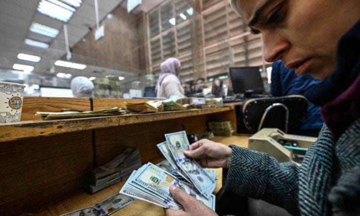 تلفزيون سوريا: دولارات مزورة تغزو العاصمة السورية…. خاصة من فئة 100 دولار