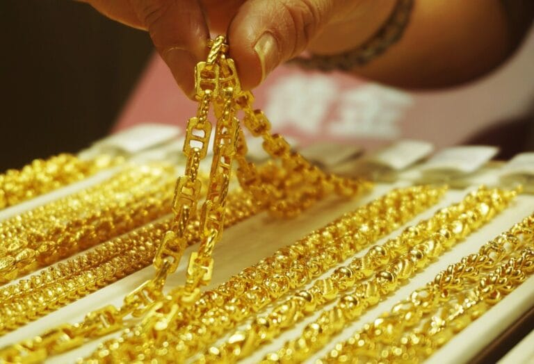 ارتفاع أسعار الذهب بنحو 1%.. إليكم التفاصيل