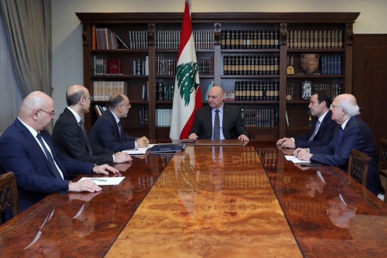 رئيس الجمهورية شكر المهنئين معتذرا عن عدم تقبل التهاني ومطالبا بنزع الصور واللافتات