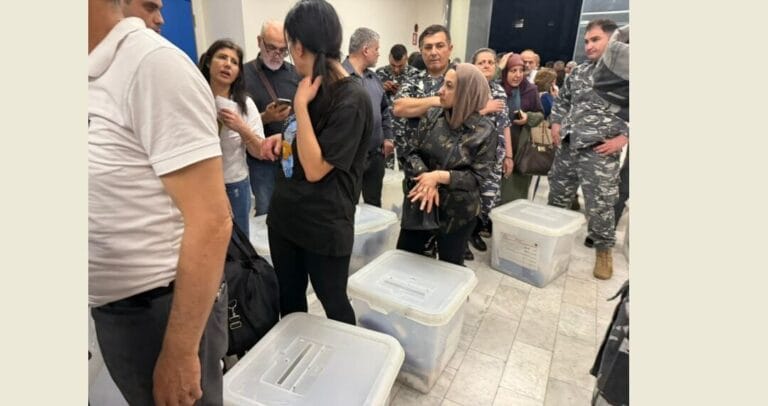 بدء وصول صناديق الاقتراع إلى قصر العدل في طرابلس واستلامها من لجان القيد