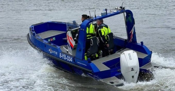 بسبب موجة الحر.. سائق شاحنة يقفز من جسر في هولندا