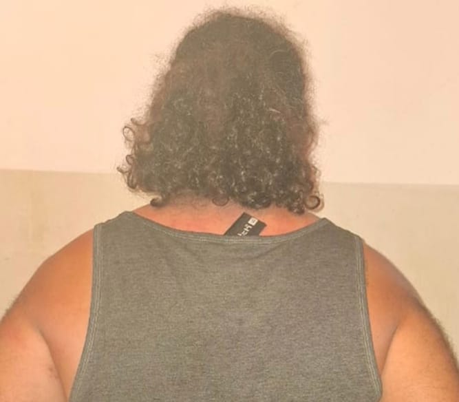 بكيمن محكم شعبة المعلومات تقبض عليه وبحقّه تسع مذكّرات عدلية بجرائم نقل أسلحة وذخائر حربية وسرقة واحتيال