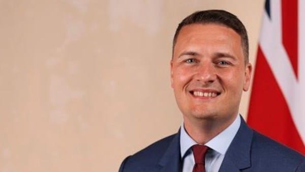 وزير الصحة البريطاني: استهداف الصحفيين وعمال الإغاثة مخالف لقواعد القانون الدولي