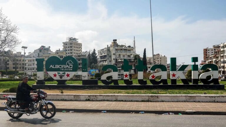 شخصيات سورية اعلنت تشكيل “المجلس السياسي لوسط وغرب سوريا”: ندعم الشكل الاتحادي الفيدرالي للحكم