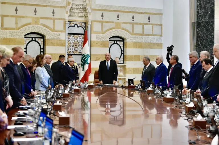 “النشرة”: قرار مجلس الوزراء حلٌ يؤجل الإشكال بإنتظار متغيرات