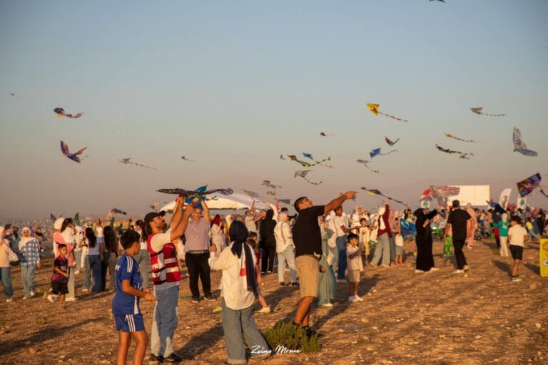 الزرارية تحتفل بالفرح رغم الظروف الصعبة… أكثر من 3500 مشارك في “مهرجان طيارة ورق”