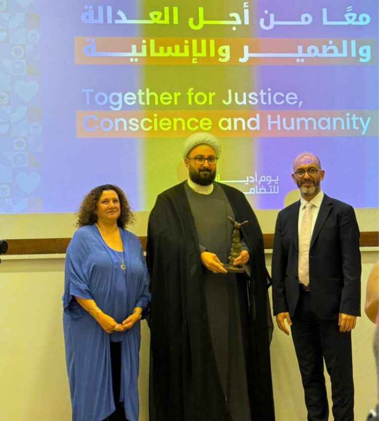 الشيخ ربيع قبيسي ينال جائزة أديان للتضامن الإنساني العالمي لعام 2024 ويهديها إلى الإمام موسى الصدر