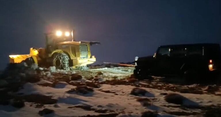 وزارة الأشغال: مركز عيناتا ينقذ مواطنًا عالقًا في الثلوج مع أول منخفض ثلجي هذا العام