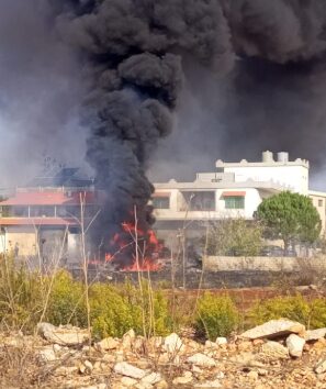 حريق كبير أمام كاراج لتصليح السيارات في أبل السقي