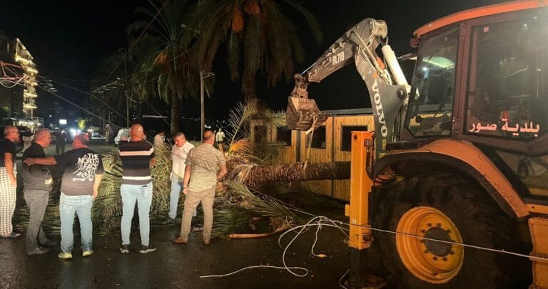 تضرر شبكة كهرباء الكورنيش البحري في صور وتطاير اللوحات الإعلانية وتحول الشوارع إلى مستنقعات بسبب الرياح والأمطار الغزيرة