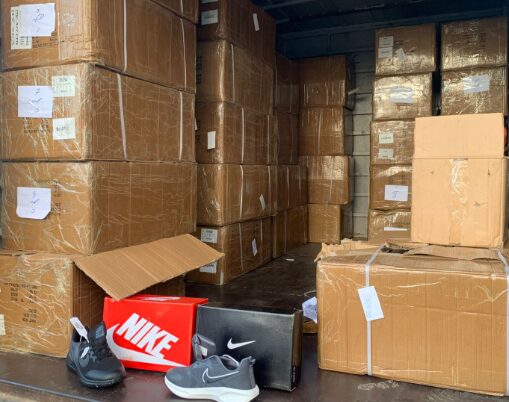 ضابطة صيدا توقف بيك اب محملاً بالأحذية الاجنبية