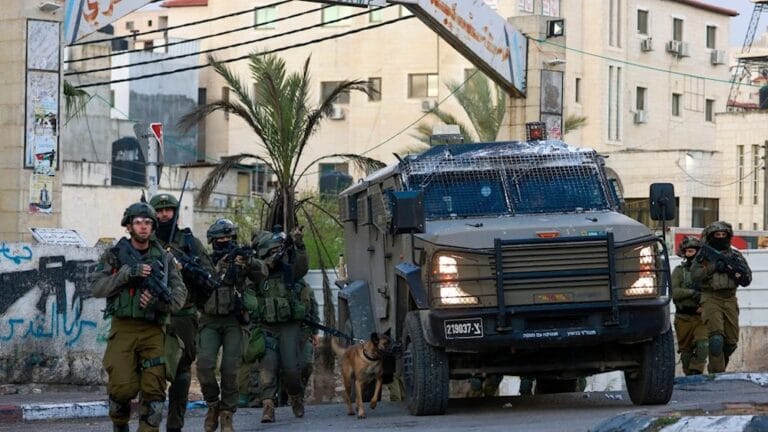 إعلام إسرائيلي: “الجيش” غيّر قواعد اللعبة في الضفة.. والمنطقة على وشك الانفجار