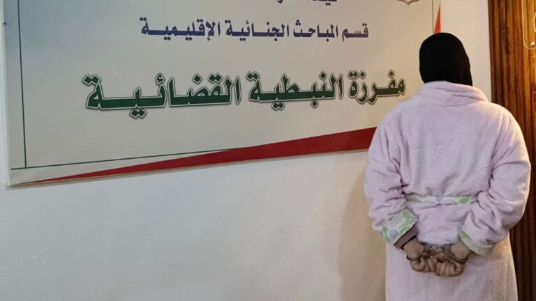 مطلوبة للقضاء بجُرمَيْ احتيال وتسبّب بوفاة تورّطت في ملفّ تهريب أدوية مرض السّرطان، ومفرزة النبطيّة القضائيّة توقفها بالتّنسيق مع مفرزة الضاحية القضائيّة.