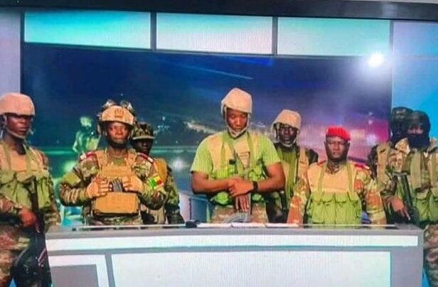 عسكريون يعلنون عبر التلفزيون العام في بنين “إقالة” الرئيس تالون من مهامه