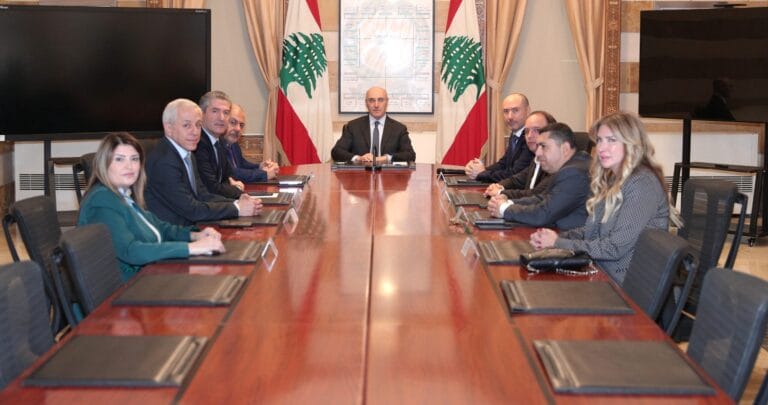 وزير الداخلية بحث مع الصمد ملفات إنمائية وعقد اجتماعا للمحافظين