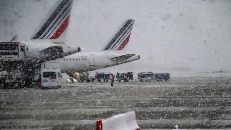 إلغاء حوالى 140 رحلة جوية في باريس بسبب الثلوج