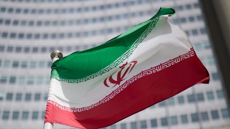 إيران تحذّر من أن “إصبعها على الزناد” وترامب يشير إلى رغبتها في الحوار