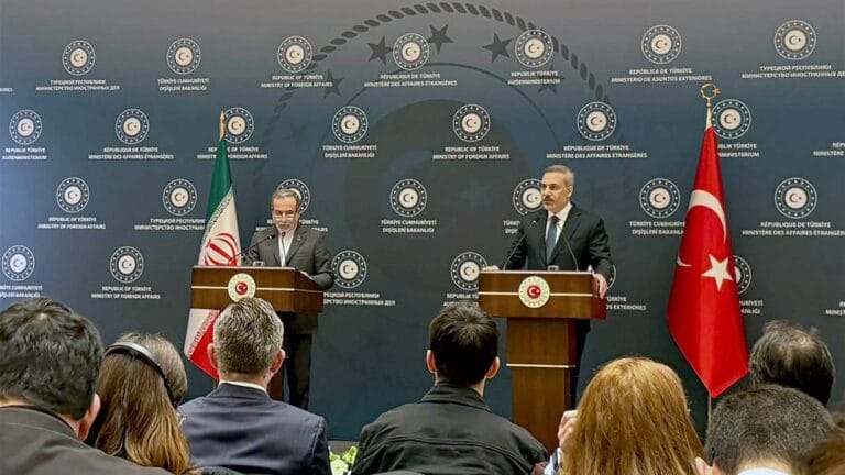 تركيا تدعو الولايات المتحدة وإيران الى الجلوس إلى طاولة المفاوضات… وعراقجي: طهران مستعدة لكلا السيناريوهين: الحرب أو الدبلوماسية