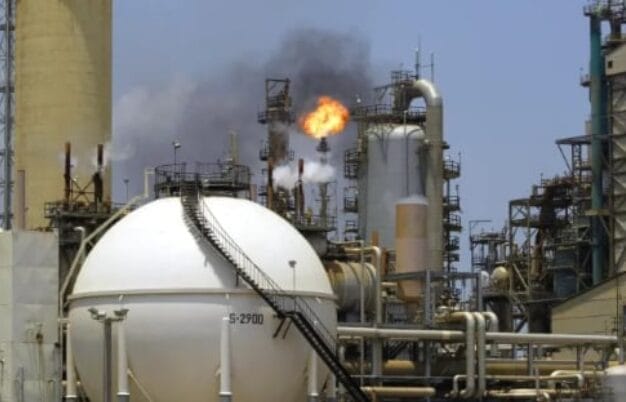 “بوليتيكو”: ترامب يشترط استثمارات نفطية في فنزويلا مقابل تعويض شركات أميركية