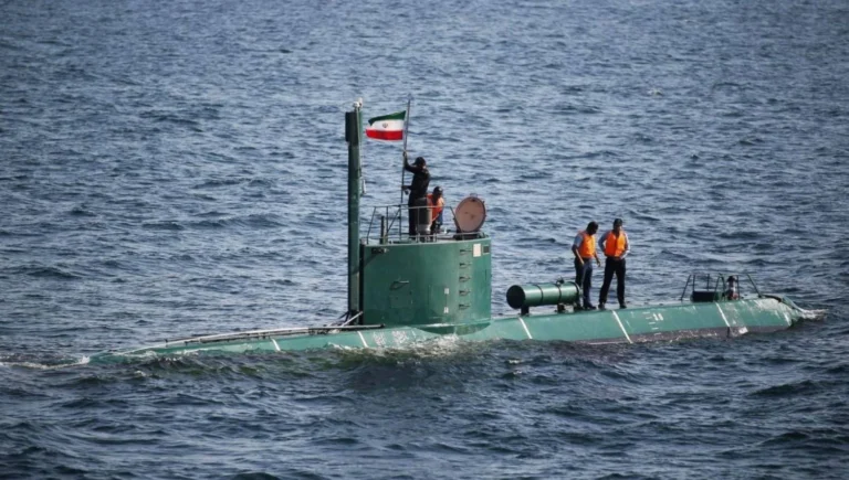 قائد البحرية الإيرانية: غواصاتنا جاهزة للعمل.. وتنتشر وتستقر في قاع البحر