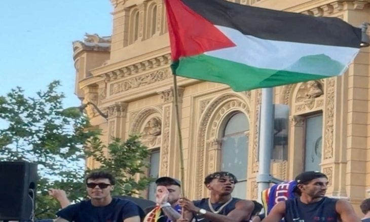 رئيس الوزراء الإسباني يدافع عن لامين يامال ضد هجوم إسـرائيل: تصرفه برفع علم فلسطين خلال احتفال برشلونة سبب إضافي للفخر به