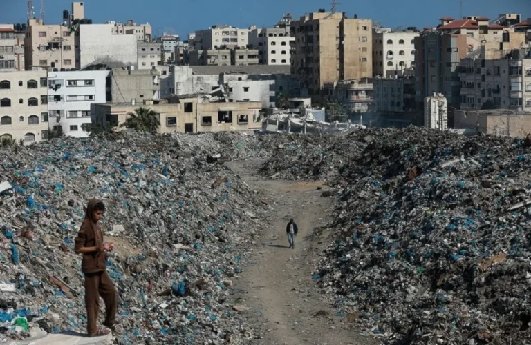 غزة: اعتداءات إسرائيلية على وسط وشمال القطاع.. وارتقاء شهداء وإصابة آخرين