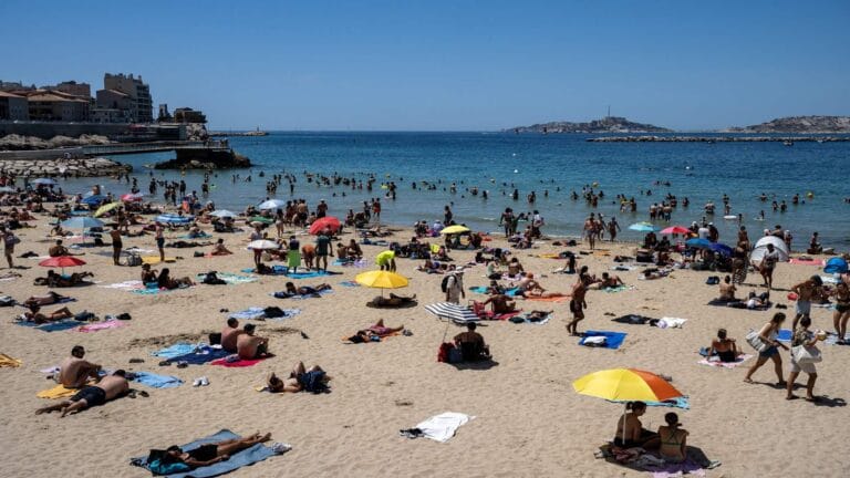 وفاة أربعين شخصا غرقا في فرنسا منذ 18 حزيران وسط موجة حر شديدة
