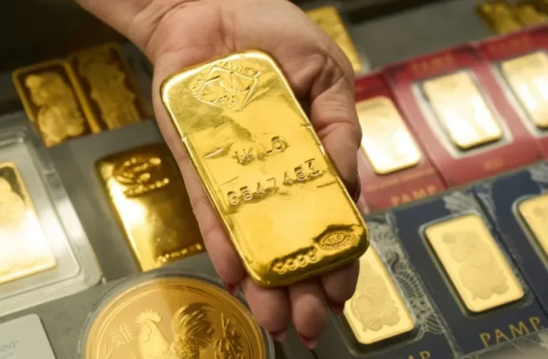 الذهب قرب أعلى مستوى في أسبوعين مع تراجع توقعات رفع الفائدة الأميركية