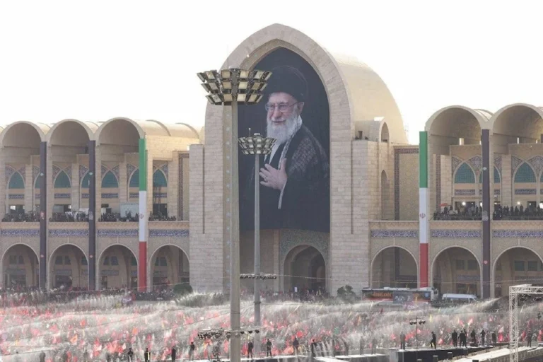 قادة الجيش الإيراني يتعهدون بمواصلة نهج الشهيد السيد علي خامنئي