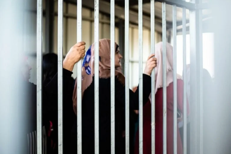 إعلام الأسرى: جميع الأسيرات الـ94 في “الدامون” يعانين أوضاعاً اعتقالية قاسية