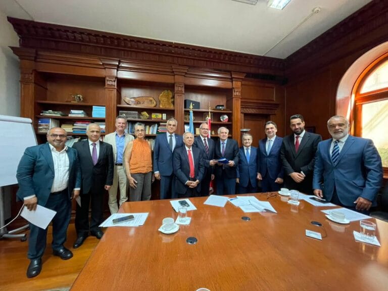 وفد نيابي يسلّم ممثل الأمين العام للأمم المتحدة رسالة موقّعة من 86 نائبًا تطالب بتجديد ولاية اليونيفيل، والتمسّك بالشرعية الدولية، ومواصلة تنفيذ القرارات الأممية