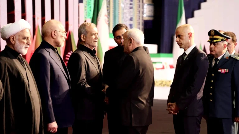 بزشكيان: السيد خامنئي حي بالنسبة لي دائماً وأبداً