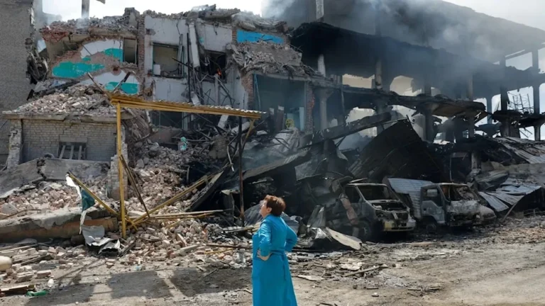 روسيا: مقتل 7 أشخاص وإصابة 25 في هجوم أوكراني بمسيّرات استهدف شركة تجارية