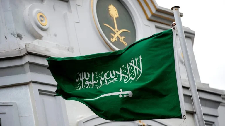 “فايننشل تايمز”: السعودية تدرس خطة حكومية لتأمين السفن من مخاطر الحرب