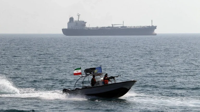 مصدر إيراني لـ”رويترز”: طهران تبحث مع مسقط خطة لإدارة الملاحة وإعادة فتح مضيق هرمز
