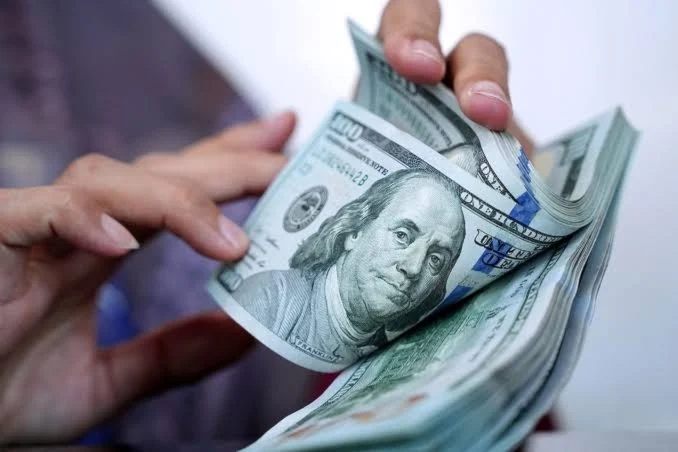 العقوبات على إيران تبدأ بالضغط على الدولار.. صمود صعب أمام العملات الرئيسية