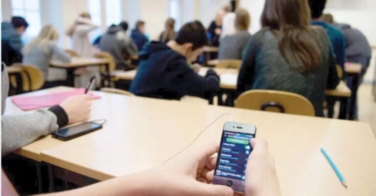 الحكومة الفرنسية تؤكد مضيها في حظر استخدام الهواتف المحمولة في الثانويات