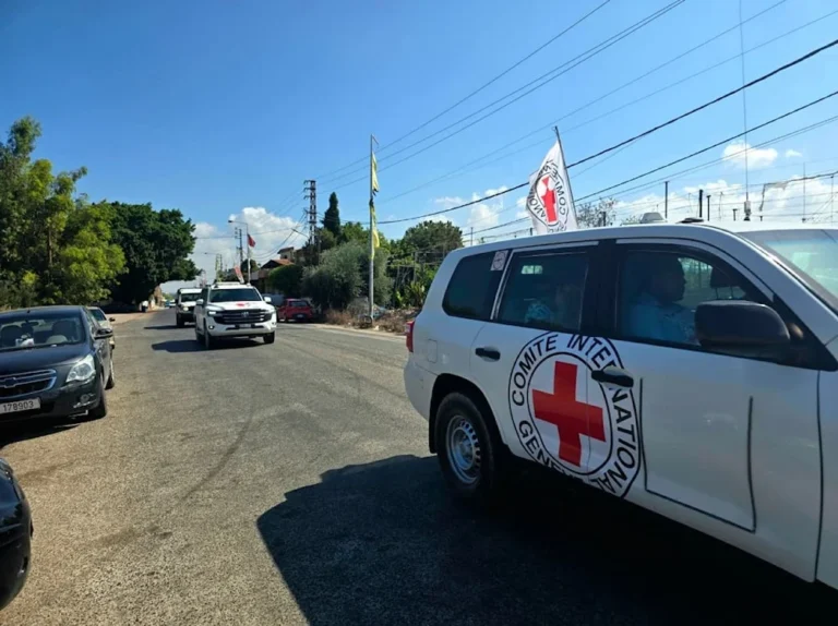 الجيش اللبناني يتسلّم 4 أسرى لدى الاحتلال عبر الصليب الأحمر عند معبر الناقورة