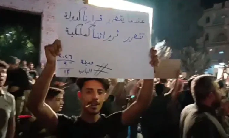 سوريا: احتجاجات واسعة وإغلاق طرق في عدة محافظات عقب رفع أسعار المحروقات