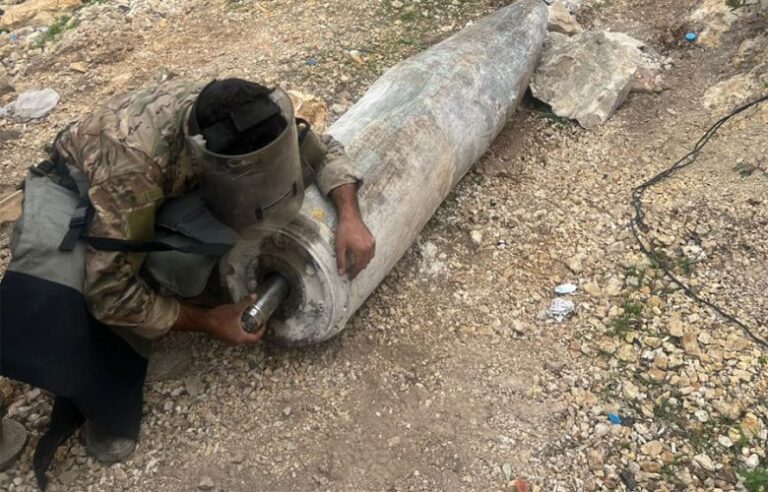 تفكيك قنبلتَي طيران غير منفجرتَين من مخلفات العدوان الإسرائيلي في بلدتَي كفرا وتولين