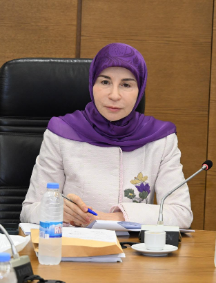 عناية عز الدين تتقدّم باقتراح قانون لإلغاء شرط العزوبية للالتحاق بالسلك الخارجي