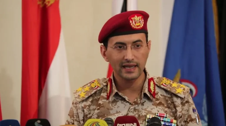 سريع: استهداف تحشيدات تابعة للسعودية بجيزان ومطار أبها الدولي بالصواريخ الباليستية